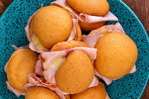 Sándwiches de almojábana con cebolla caramelizada, el antojo perfecto para el fin de semana
