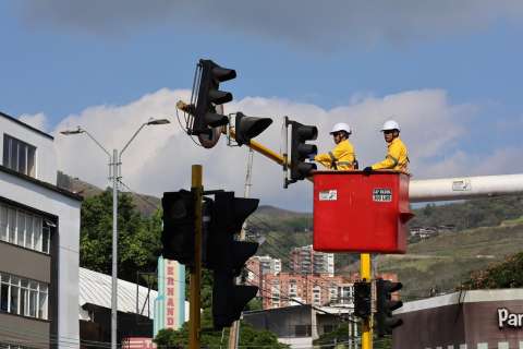 Cali refuerza la atención de semáforos dañados con cuadrillas disponibles 24 horas