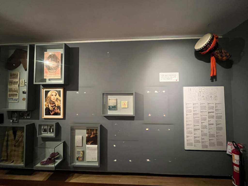 La bandera donada por Elizabeth Castillo fue retirada del Museo Nacional junto con al menos otras ocho piezas relacionadas con las luchas feministas y del movimiento LGBTIQ+.