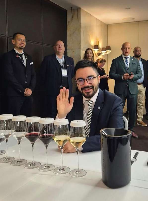 Sebastián Giraldo Makovej en la foto oficial de la bodega Sauska. Es hijo de enólogos, el colombiano Antonio Giraldo y la húngara Eva Makovej.