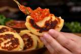 Arepas de papa rellenas de queso con solo 5 ingredientes: la receta fácil para los desayunos