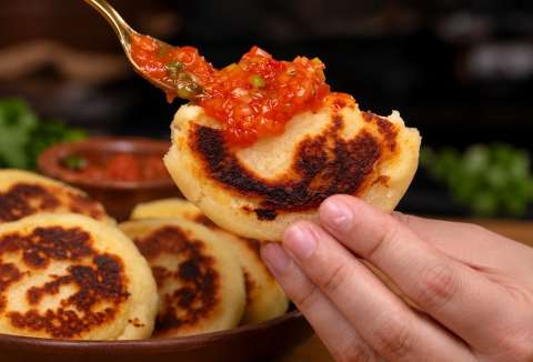 Arepas de papa rellenas de queso con solo 5 ingredientes: la receta fácil para los desayunos