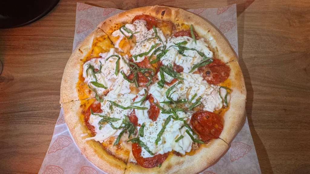 Bitta Pizza reúne pepperoni, miel picante y stracciatella.