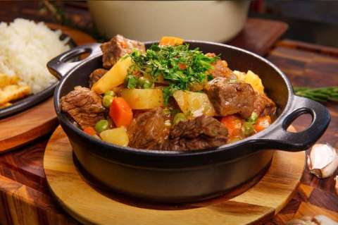 Cómo hacer un estofado de carne con papa y arveja, la receta casera y fácil para el almuerzo