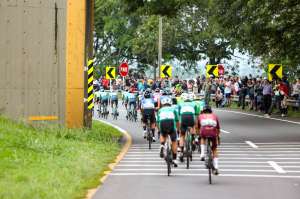 El Valle se levanta ante el paso del pelotón de los ciclistas en el Clásico RCN