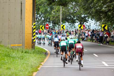 El Valle se levanta ante el paso del pelotón de los ciclistas en el Clásico RCN