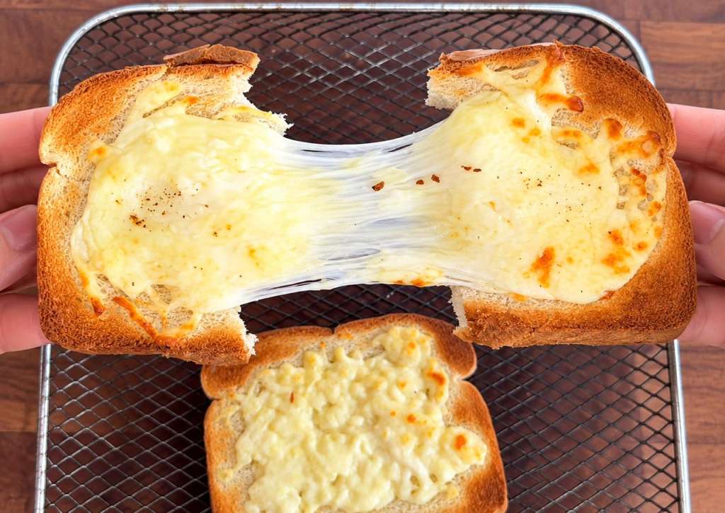 Mozzarella casera, una preparación elástica, fibrosa y con sabor láctico puro, hecha con leche, ácido cítrico y cuajo.