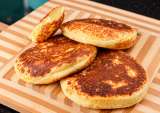 Cómo hacer arepitas de almojábana rellenas de queso