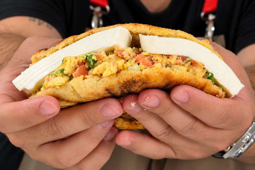 Esta arepa con huevo y queso es un clásico de la comida callejera bogotana.