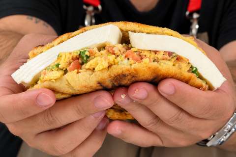 Arepa con huevo y queso, el desayuno de los carritos de Bogotá