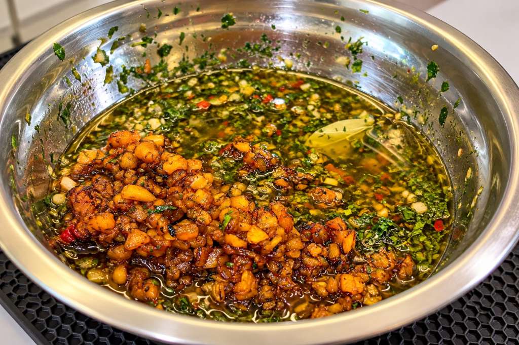 Recuerda que el pimentón ahumado es infaltable para hacer este chimichurri.