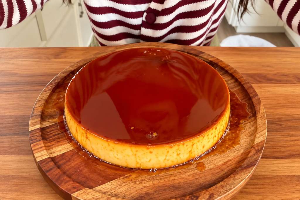 • Flan de café de olla, cremoso y brillante, con panela, canela y caramelo dorado.
