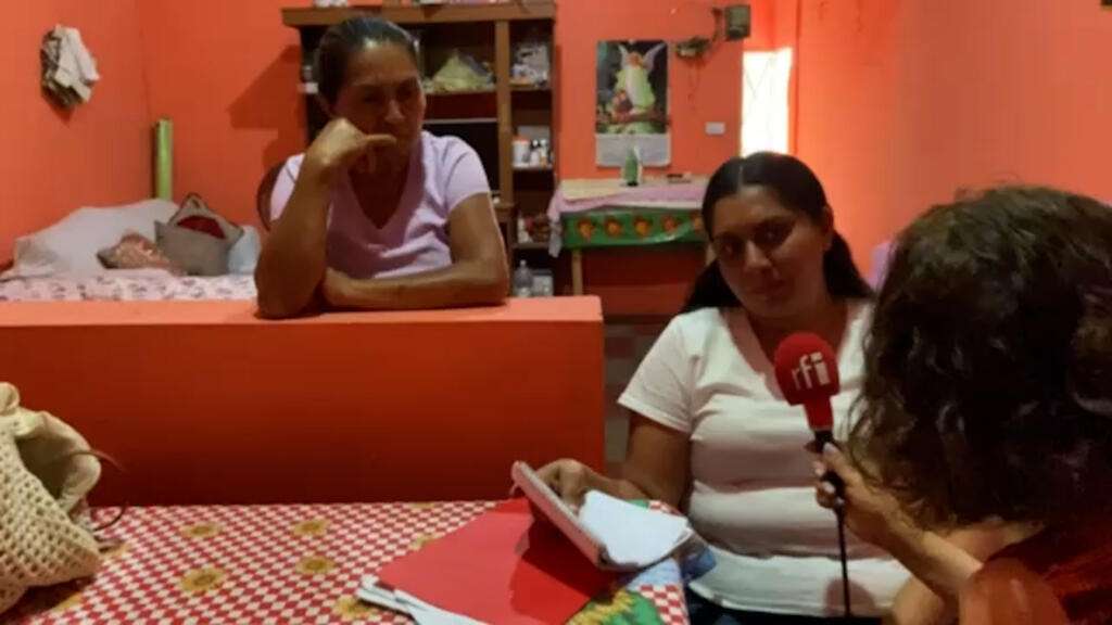 Karen y su madre llevan año y medio de búsqueda infatigable. Karen ha logrado establecer que su hermano Kevin Rolando Barrera Torres es uno de los 36 salvadoreños expulsados por EE.UU. entre marzo y abril de 2025. Estas deportaciones se hicieron en virtud de un acuerdo migratorio secreto entre los dos gobiernos.