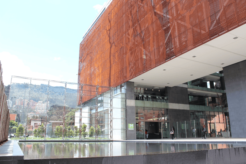 La Universidad El Bosque promueve una formación en políticas públicas que integra análisis de datos, evidencia y conocimiento del territorio.