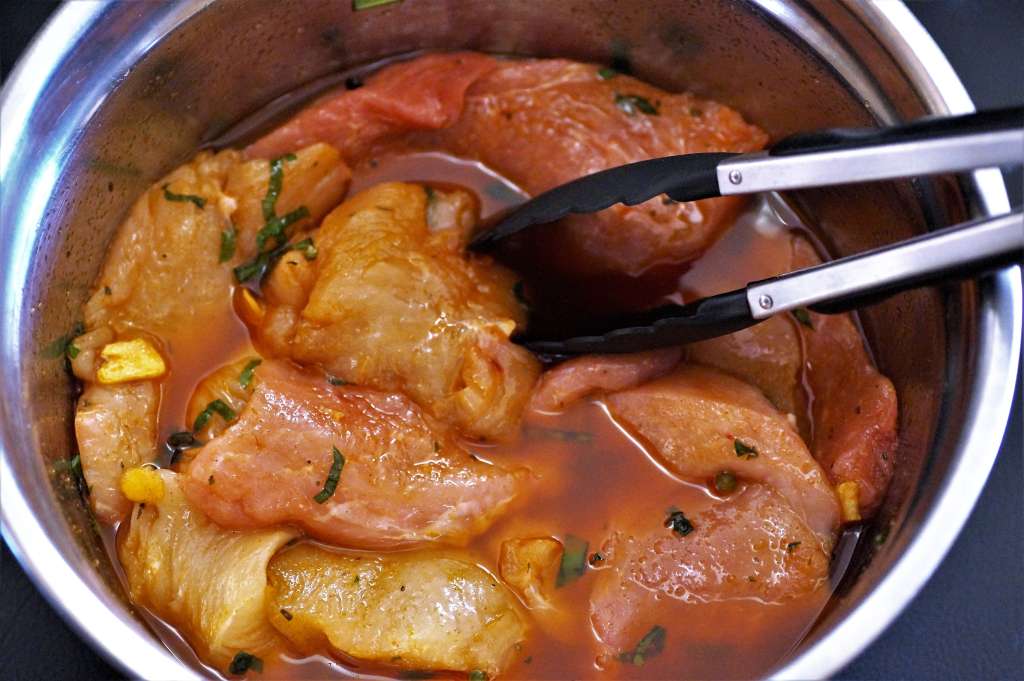 Pimentón, cebolla, cilantro y limón, la base de un adobo fácil para darle más sabor a tus carnes.