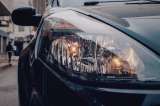 ¿Por qué las luces del carro pierden intensidad o parpadean?