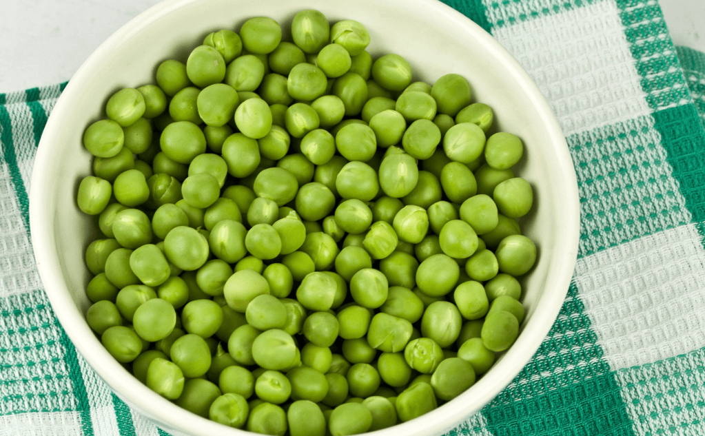 La arveja está presente en casi todas las sopas colombianas, además del arroz con arveja y el sudado de pata.