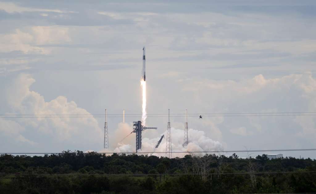 Un cohete Falcon 9 de SpaceX, que transportaba la nave espacial Dragon de la compañía, despegó el jueves 1 de octubre de 2026 desde la Estación de la Fuerza Espacial de Cabo Cañaveral en Florida, en el marco de la misión SpaceX Crew-13 de la NASA con destino a la Estación Espacial Internacional.