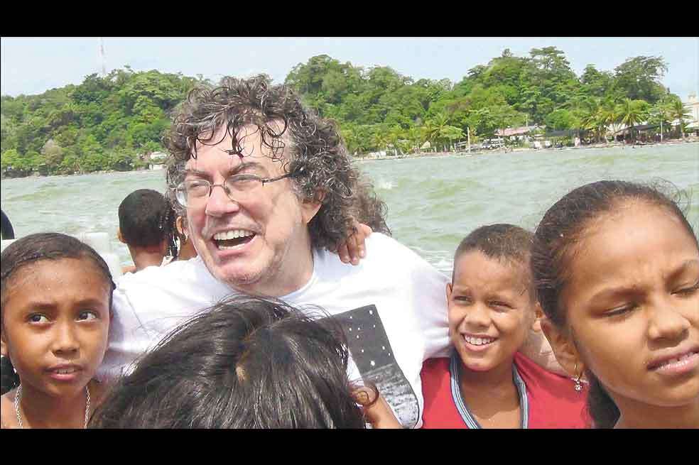 Piero durante “La gira de la memoria”, un recorrido por lugares marginados de Colombia a los que llevó su música.