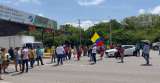 Protesta por reactivación de peaje en Turbaco: carros pasan sin pagar (video)