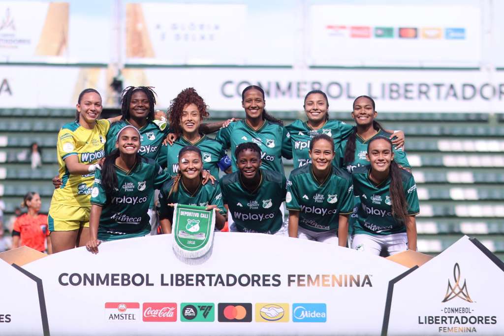 AMDEP6551. BANFIELD (ARGENTINA), 15/10/2025.- Jugadoras de Cali forman este miércoles, previo a un partido por las semifinales de la Copa Libertadores Femenina entre Colo-Colo y Deportivo Cali en el estadio Florencio Sola en Banfield (Argentina). EFE/ Juan Ignacio Roncoroni