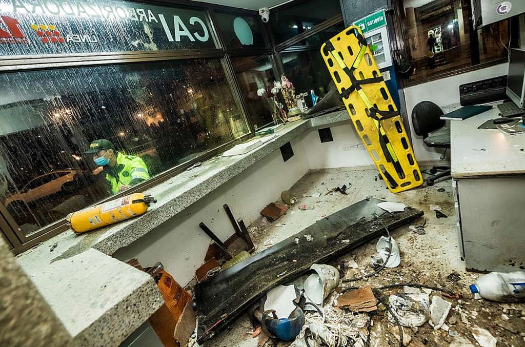 BOG500. BOGOTÁ (COLOMBIA), 27/03/2022.- Fotografía cedida del 26 de marzo de autoridades que inspeccionan el CAI donde explotó un artefacto en Bogotá (Colombia). Un niño de 12 años que había resultado herido el sábado en un atentado terrorista con explosivos contra un Comando de Atención Inmediata (CAI) de la Policía en el sur de Bogotá murió en el hospital, informaron este domingo las autoridades. EFE/ ALCALDÍA MAYOR DE BOGOTÁ/SOLO USO EDITORIAL /NO VENTAS /SOLO DISPONIBLE PARA ILUSTRAR LA NOTICIA QUE ACOMPAÑA /CRÉDITO OBLIGATORIO