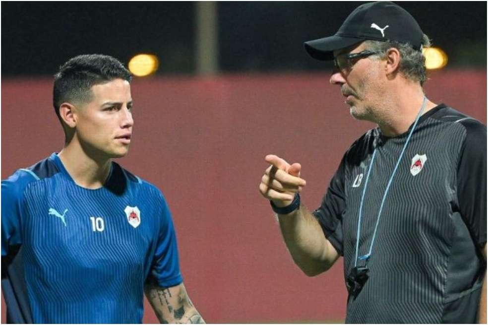 El volante colombiano James Rodríguez y su entrenador en el Al Rayyan, el francés Laurent Blanc.
