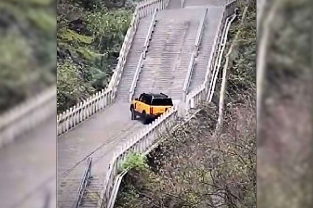 Fragmento del video en el que el Chery Fulwin X3L se estrella contra la barandilla de las escaleras de "La Puerta del Cielo".