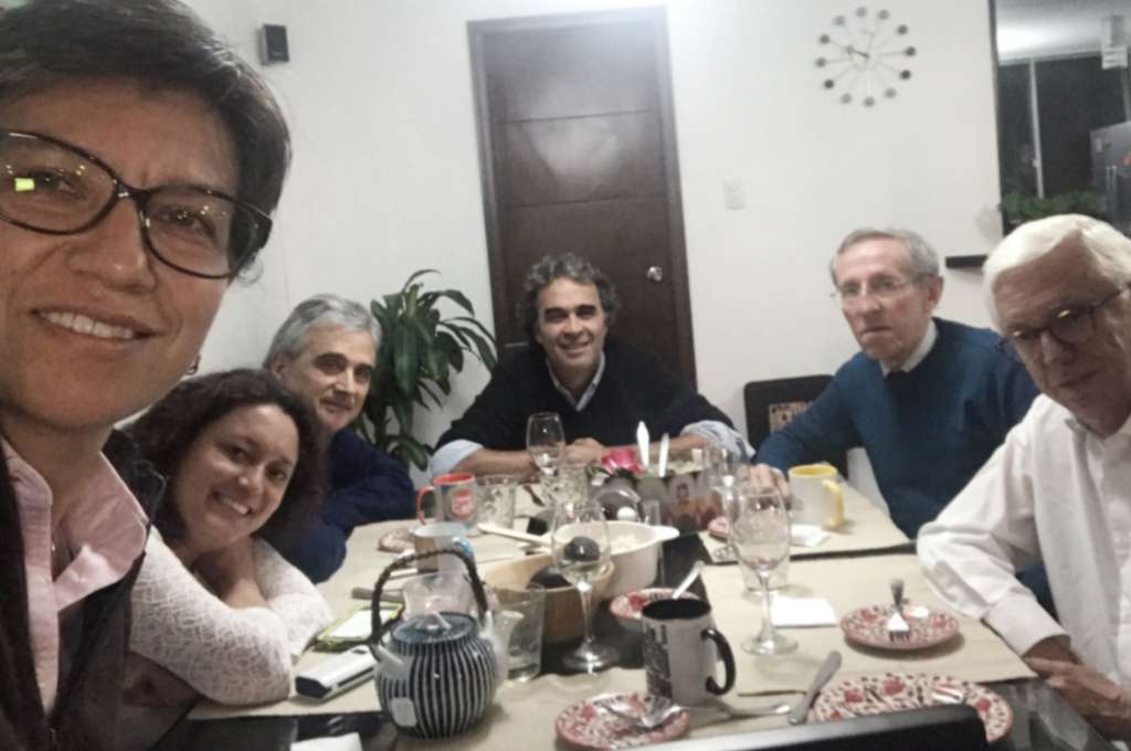 En junio de este año, la senadora Claudia López difundió la foto de un encuentro con Sergio Fajardo, Jorge Robledo y Antonio Navarro, entre otros, para buscar caminos de entendimiento con miras a sellar una coalición de a favor del acuerdo de paz. / Twitter Claudia López