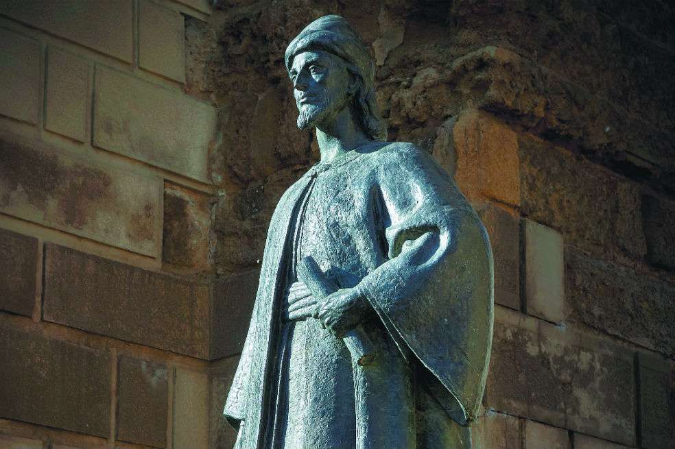 “El collar de la paloma”, libro escrito por Ibn Hazm, es un tratado sobre el amor en la civilización musulmana.