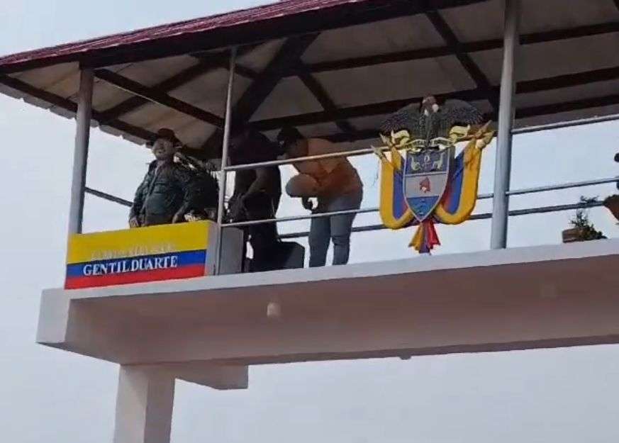 Estatua de Gentil Duarte a la entrada del internado./ Archivo particular.