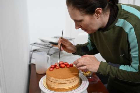 Del “dolor” de la guerra a la pastelería: nueva vida para exdiplomática rusa