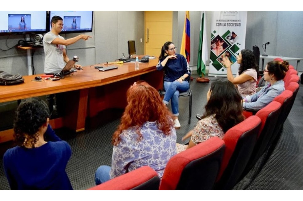 Desde 2016 en la UdeA se ofrecen cursos en LSC para la comunidad en general.