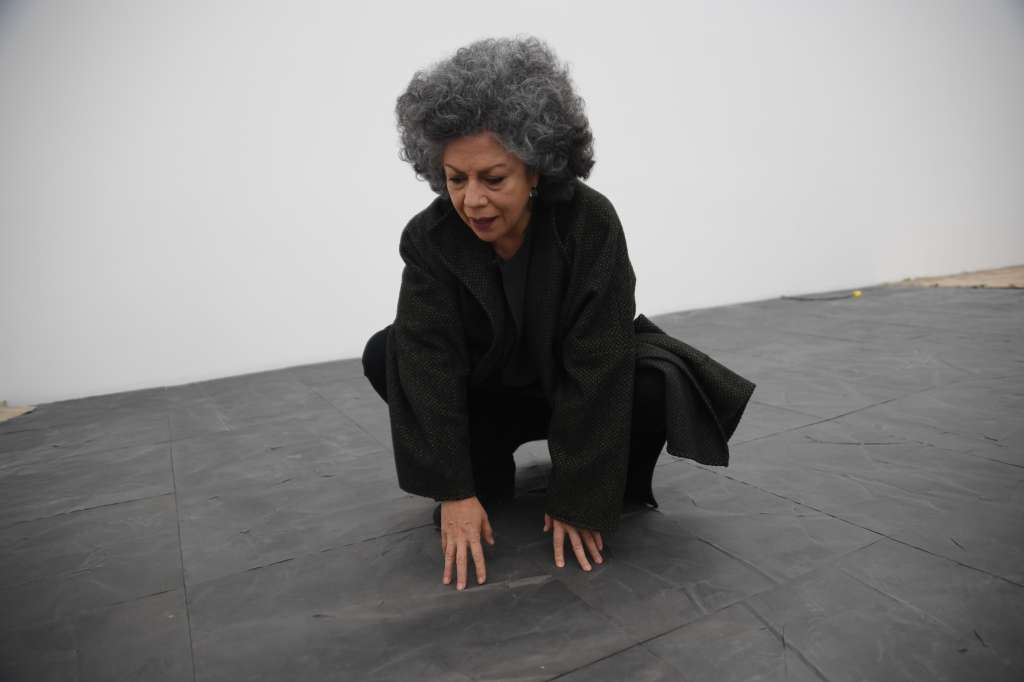 Doris Salcedo pensó Fragmentos como un espacio de arte y memoria tras más de medio siglo de conflicto armado en Colombia. La tercera edición de la Convocatoria Arte y Memoria busca acercar las expresiones artísticas a víctimas y excombatientes