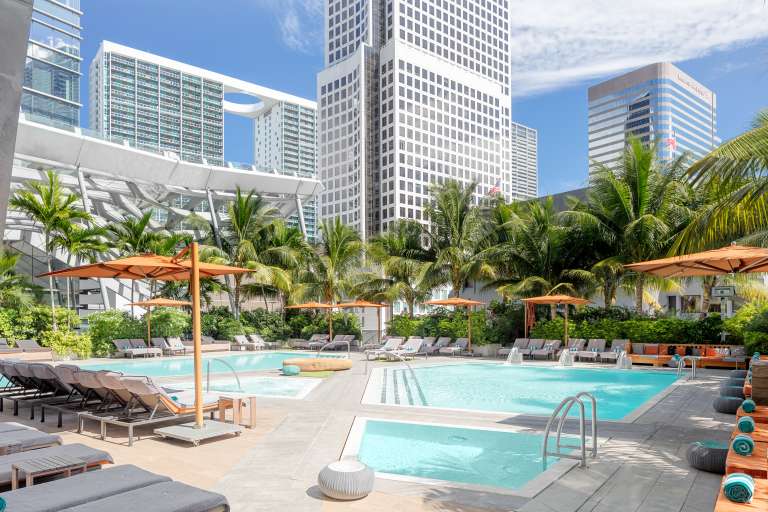 En una exuberante zona con palmeras y elegantes tumbonas sombreadas por sombrillas, los huéspedes pueden disfrutar de las vistas panorámicas de los rascacielos de Brickell y relajarse bajo el sol de Florida tanto si viajan por negocios como por placer.