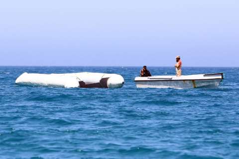 Diez muertos y decenas de desaparecidos en naufragio frente a Libia