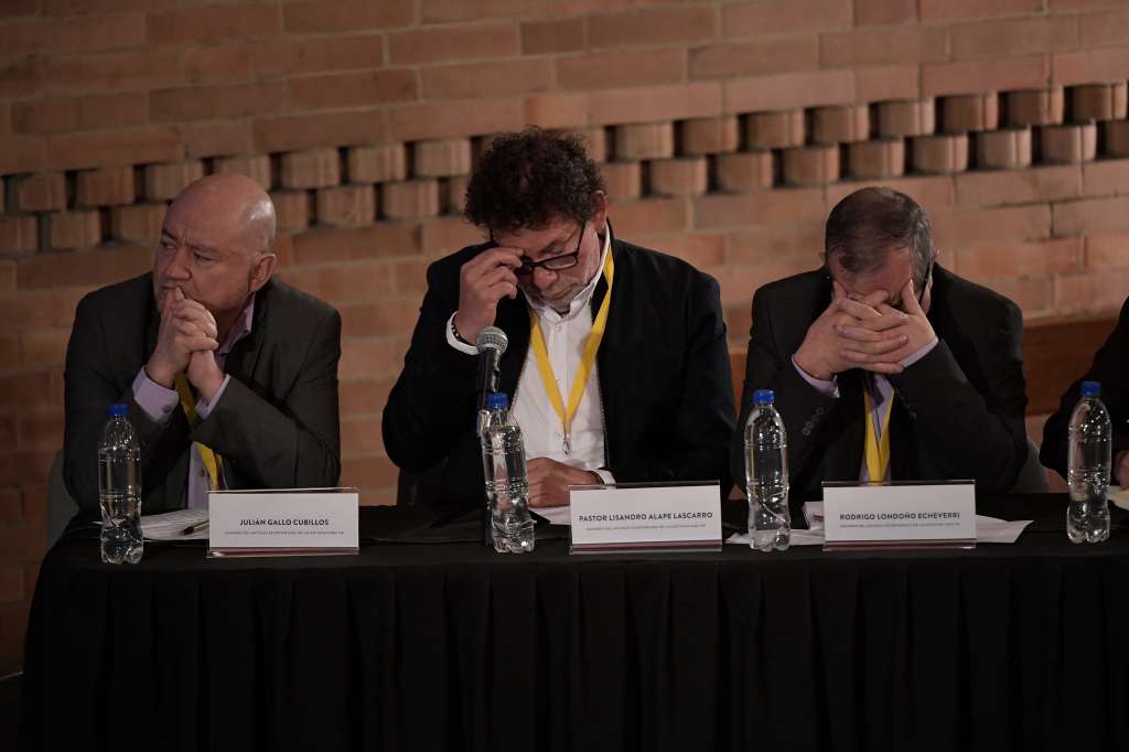 Julián Gallo Cubillos, Pastor Alape, Rodrigo Londoño, Rodrigo Granda, Milton de Jesús Toncel, Pablo Catatumbo y Jaime Alberto Parra, exmiembros del antiguo secretariado de la antigua guerrilla Farc, admitiendo su responsabilidad por los miles de secuestros durante audiencia de reconocimiento ante víctimas y magistrados de la JEP.