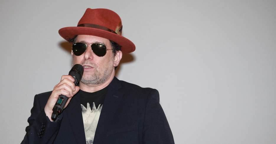 MEX60. CIUDAD DE MÉXICO (MÉXICO), 10/10/2014.- El músico argentino Andrés Calamaro habla hoy, viernes 10 de octubre de 2014, en Ciudad de México donde presentó el filme "Bohemia", una ópera rock dirigida por Leo Damario y que acompaña la reedición de su disco "Bohemio". Calamaro, con sombrero café, lentes oscuros y una saco negro, agradeció al público el interés de conocer esta película que narra el derrotero de una estrella de rock que, tras la muerte de Luis Alberto Spinetta, se interna en lo más profundo de la noche para crear su gran obra. EFE/Sáshenka Gutiérrez