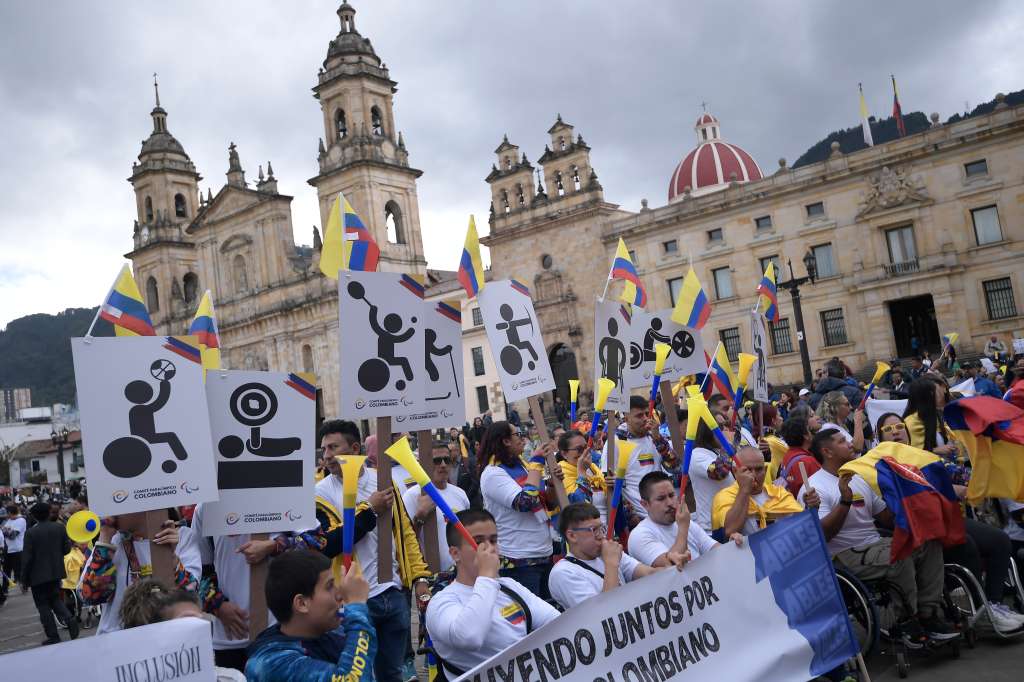 Atletas, entrenadores y dirigentes de todo el sistema deportivo nacional, olímpico y paralímpico, se concentraron en la Plaza de Bolívar para reclamarle al gobierno de Gustavo Petro por la reducción de casi el 70% de su presupuesto para 2026, prevista en la nueva Ley de Financiamiento. La protesta contó con la participación de medallistas olímpicos como Jeison López, Carlos Ramírez o Mari Leivis Sánchez; medallistas paralímpicos, como Erica Castaño, Moisés Fuentes y Fabio Torres; exdeportistas, ahora dirigentes, como Fabiola Zuluaga y Javier Suárez, y altos mandos del deporte colombiano como el presidente del Comité Olímpico nacional, Ciro Solano.