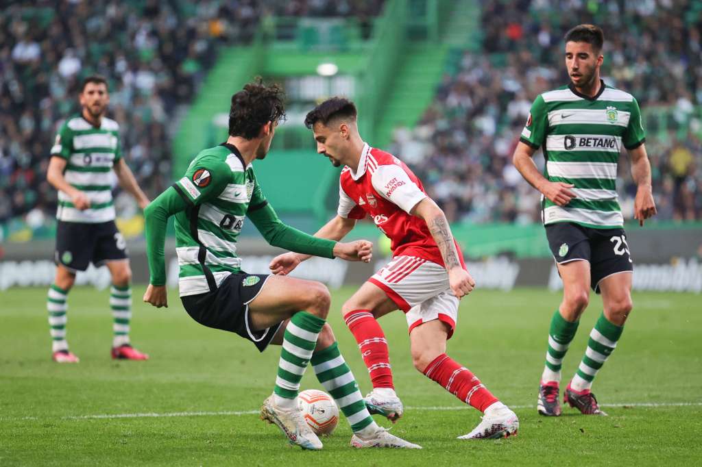 Lisbon (Portugal), 09/03/2023.- Sporting´s Francisco Trincao (L) fights for the ball with Fabio Vieira of Arsenal FC during the UEFA Europa League round of 16 first leg soccer match between Sporting CP and Arsenal FC, in Lisbon, Portugal, 09 March 2023. (Lisboa) EFE/EPA/MANUEL DE ALMEIDA