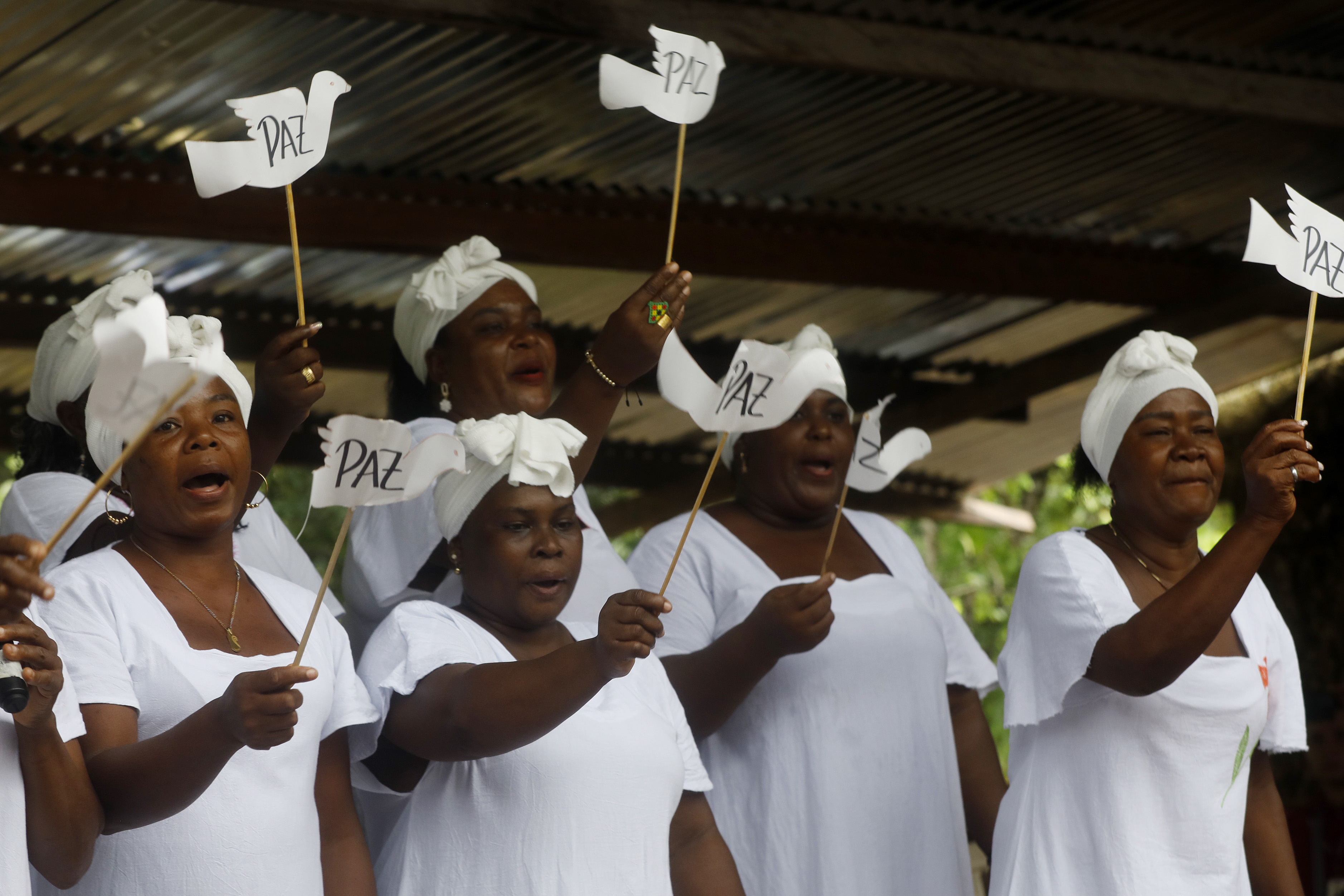 ACOMPAÑA CRÓNICA: COLOMBIA TRADICIONES. AME5082. BOJAYÁ (COLOMBIA), 10/05/2024.- Cantadoras de Pogue, reconocidas por sus interpretaciones de alabaos y cantos tradicionales en el marco de los rituales mortuorios de su comunidad, participan en la conmemoración de los 22 años de la masacre de Bojayá, el 2 de mayo de 2024 en Bojayá (Colombia). Mujeres afrocolombianas e indígenas de Bojayá, un pueblo enclavado en la selva colombiana y marcado por el conflicto, se dedican desde hace cinco años a ser "voces de resistencia" para recordar las tradiciones a los niños que han olvidado sus raíces por la llegada de la tecnología. EFE/ Luis Eduardo Noriega A.