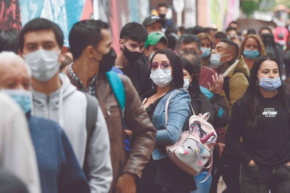 Ante el avance de ómicron, los países han promovido alternativas que van desde la vacunación obligatoria hasta el testeo masivo.
