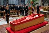 Cada prenda, un significado: la vestimenta del papa Francisco durante su velación