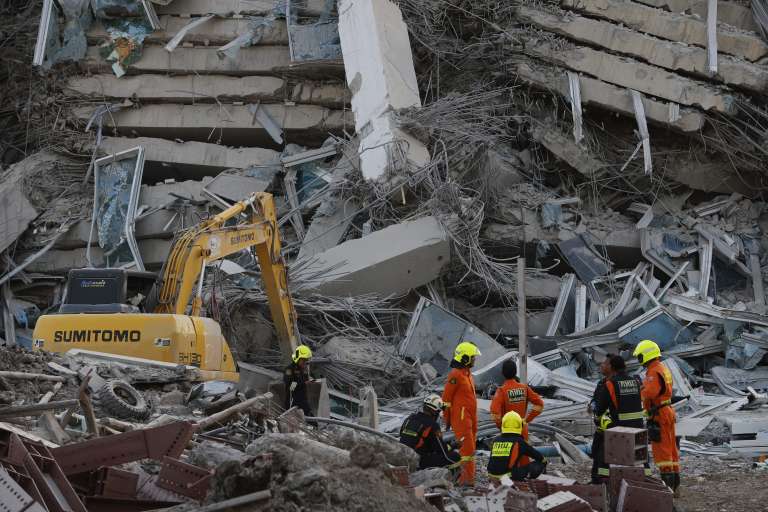 Bangkok (Thailand), 28/03/2025.- Rescue workers search for survivors at the site of a collapsed building following an earthquake in Bangkok, Thailand, 28 March 2025. According to the National Institute for Emergency Medicine, 70 construction workers are missing at the site following a 7.7-magnitude earthquake that struck Myanmar and caused tremors that could be felt in neighboring Thailand. (Terremoto/sismo, Birmania, Tailandia) EFE/EPA/RUNGROJ YONGRIT