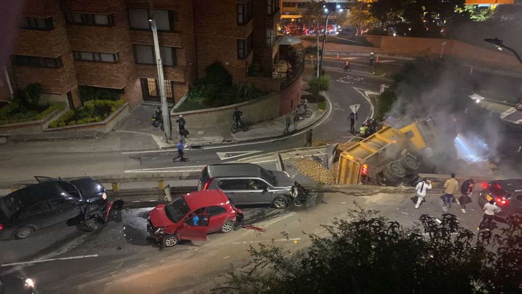 Una volqueta embistió a varios vehículos en la Circunvalar.