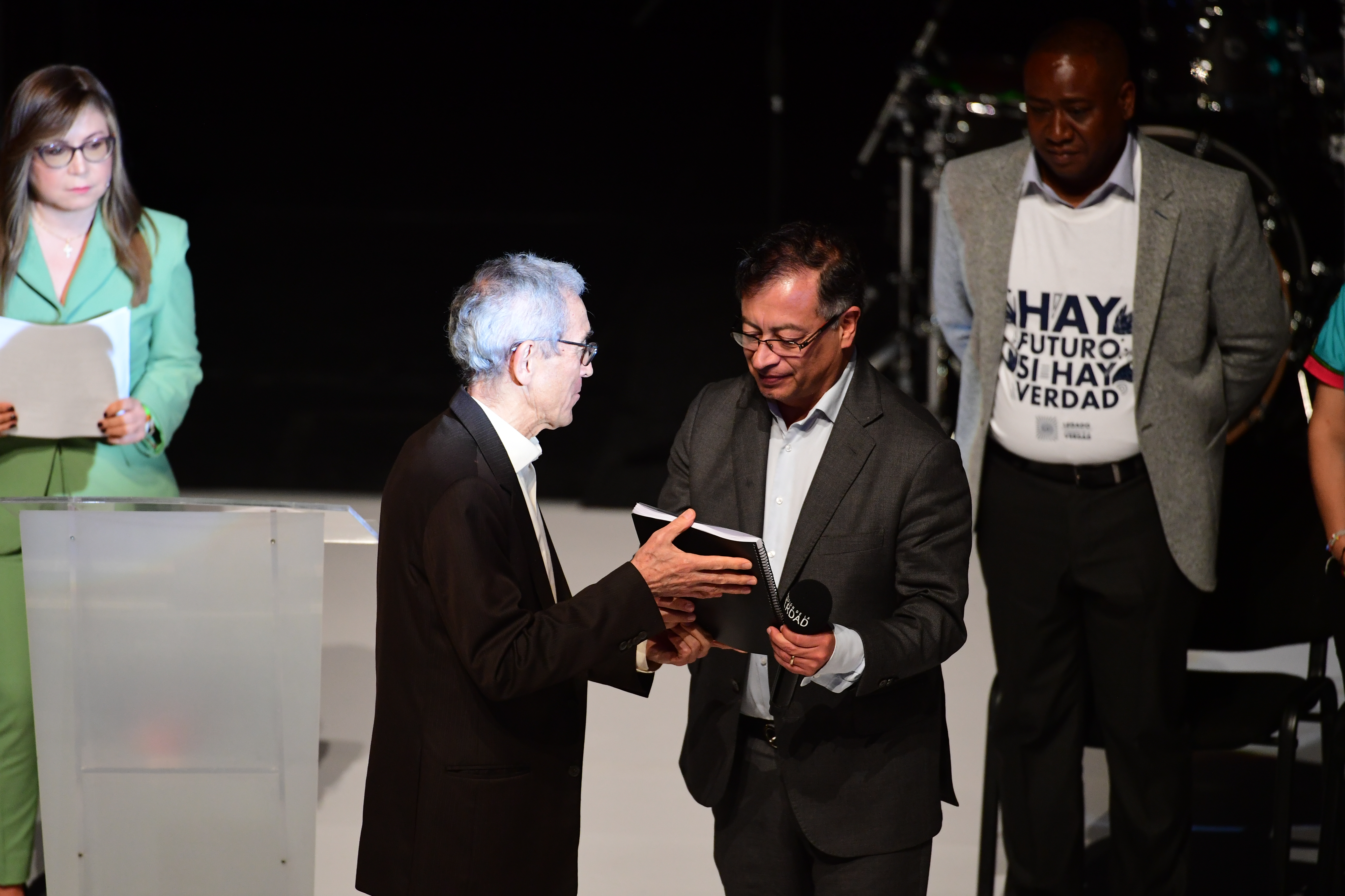 Sacerdote y exprovincial jesuita en compañía del presidente electo Gustavo Petro durante la entrega del informe final de la comisión de la verdad