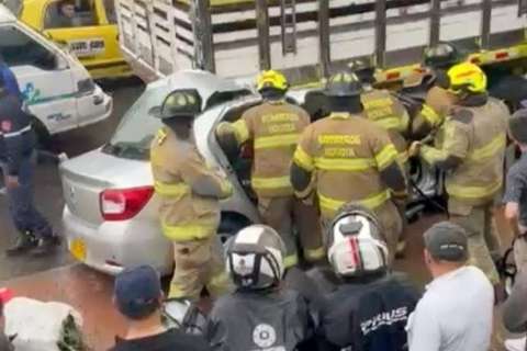Conductor chocó de frente contra un camión en Usme, dejando cuatro heridos