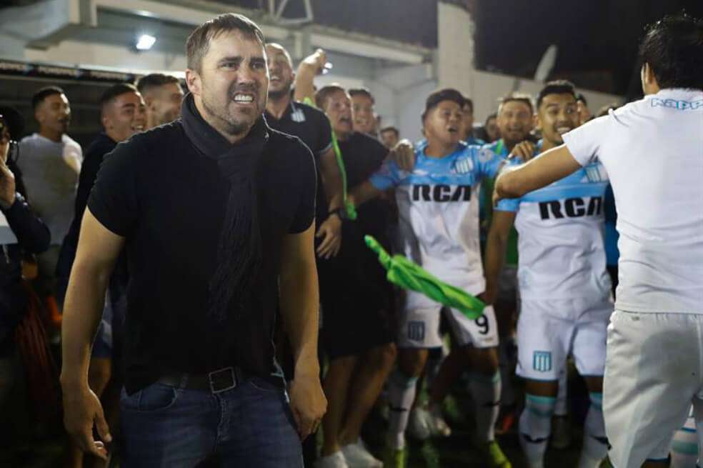 Los jugadores de Racing y el técnico Eduardo Coudet celebran el título de la Superliga Argentina. / EFE