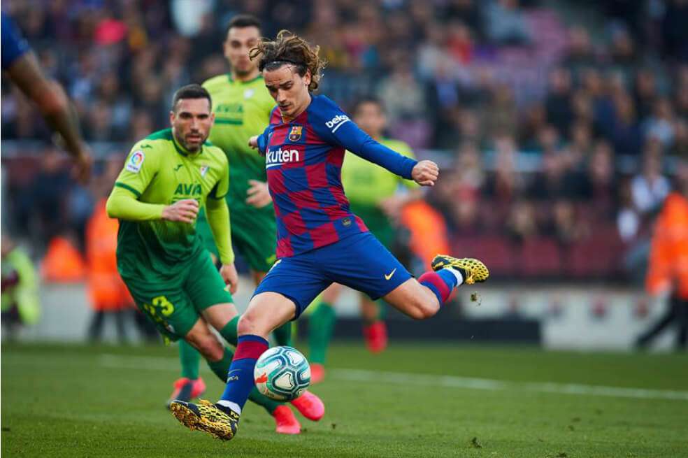 El francés Antoine Griezmann fue titular en la victoria de Barcelona por 5-0 frente a Eibar. / EFE