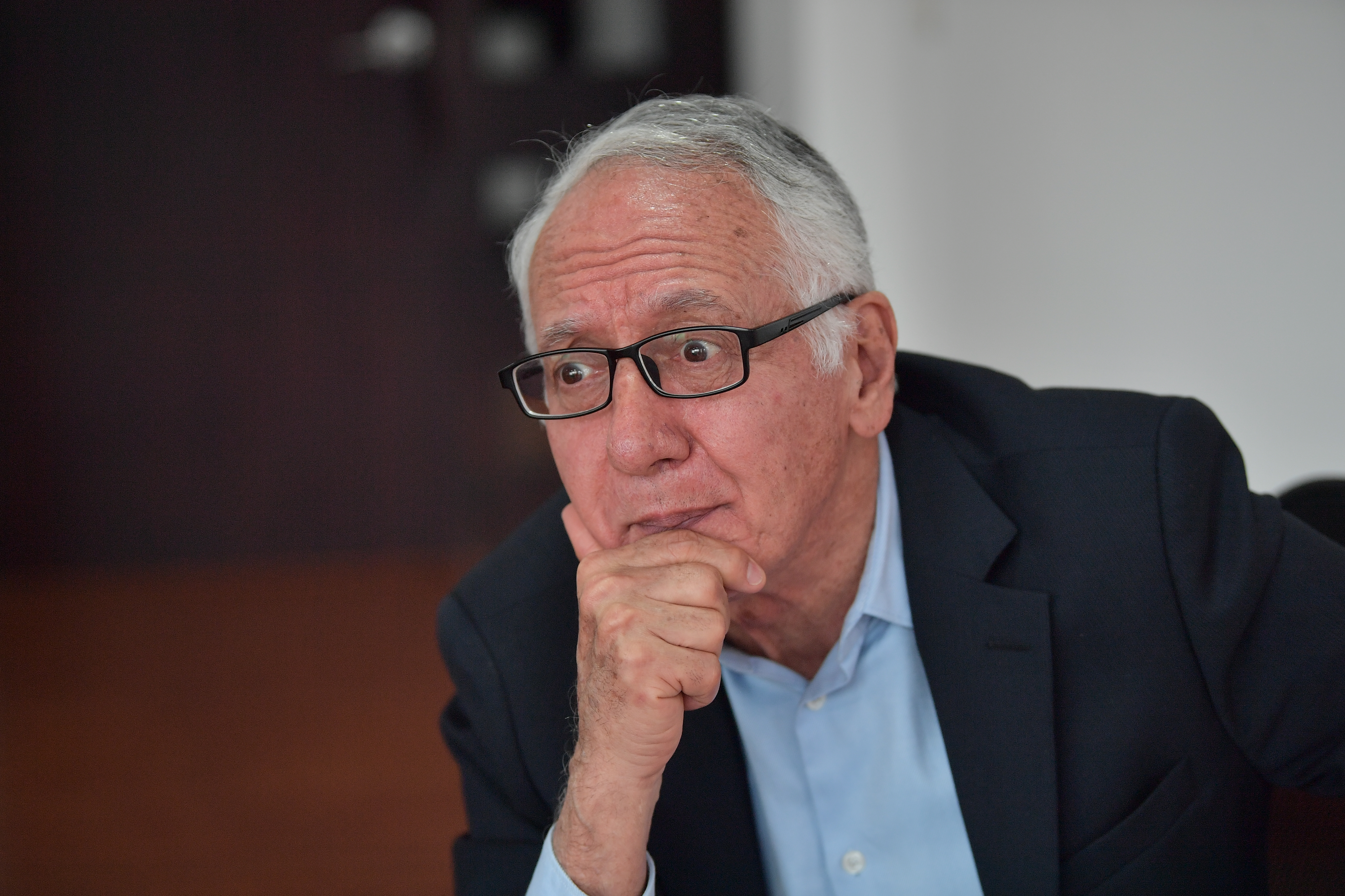 Ministro de Salud y la Protección Social, con su perro Pinky.